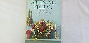 Seller image for Artesana floral. Tcnicas y proyectos con flores frescas, secas, tratadas con cera y prensadas. for sale by Librera "Franz Kafka" Mxico.