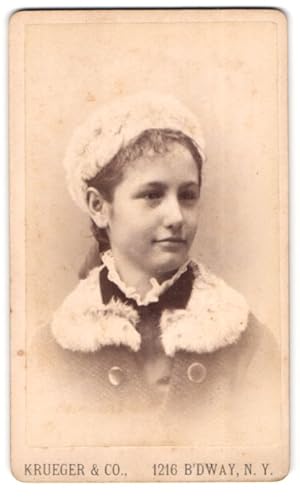Bild des Verkufers fr Photo Krueger, Co., New York, B`dway 1216, junges amerikanisches Mdchen im Winterkleid mit Pelzmtze zum Verkauf von Bartko-Reher