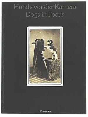 Seller image for Hunde vor der Kamera - Dogs in Focus: 150 Jahre Photographie aus der Sammlung Uwe Scheid ; [dieses Buch entstand zur Ausstellung einer Auswahl von Exponaten aus der Sammlung Uwe Scheid im Fotomuseum des Mnchner Stadtmuseums, November und Dezember 1989 .] for sale by Leserstrahl  (Preise inkl. MwSt.)