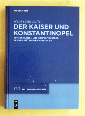 Image du vendeur pour Der Kaiser und Konstantinopel. Kommunikation und Konfliktaustrag in einer sptantiken Metropole.Rene PfeilschifterVerlag: De Gruyter, 2013ISBN 10: 3110265907ISBN 13: 9783110265903Anbieter AHA-BUCH GmbH, Einbeck, DeutschlandVerkufer kontaktierenBewertung: 5 SterneNeu - HardcoverZustand: NeuEUR 152,95Whrung umrechnenEUR 17,99 VersandVon Deutschland nach SchweizAnzahl: 1Buch. Zustand: Neu. Druck auf Anfrage Neuware -Zwischen 395 und 624 residierte der Kaiser des Ostens ununterbrochen in Konstantinopel. Er reiste nicht mehr durchs Reich, er fhrte keine Armee in den Krieg, er verlie die Stadt nicht weiter als eine Tagesreise. Konstantinopel war ohne das Kaisertum undenkbar, aber ebenso war der Herrscher auf die Stadt angewiesen. Ein rmische mis en vente par antiquariat peter petrej - Bibliopolium AG