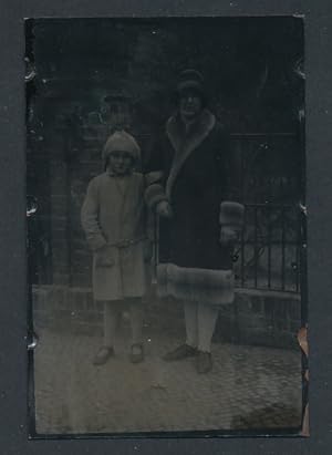 Bild des Verkufers fr Fotografie Ferrotypie Mutter und Tochter in winterlicher Kleidung mit Mantel und Hut zum Verkauf von Bartko-Reher