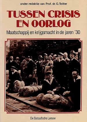 Bild des Verkufers fr Tussen crisis en oorlog. Maatschappij en krijgsmacht in de jaren '30 zum Verkauf von Antiquariaat van Starkenburg