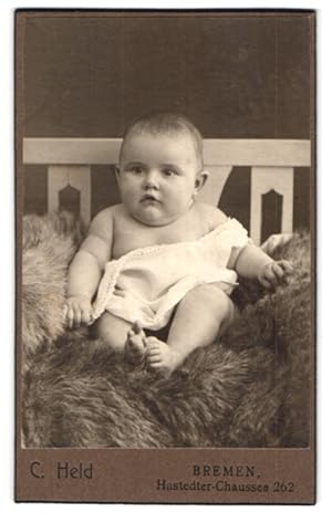 Bild des Verkufers fr Fotografie C. Held, Bremen, Hastedter-Chaussee 262, Baby auf Schafsfell zum Verkauf von Bartko-Reher