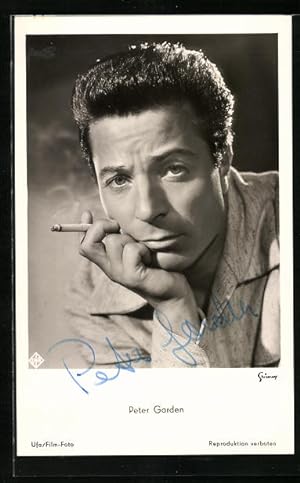Ansichtskarte Schauspieler Peter Garden, mit Zigarette abgelichtet, Autograph