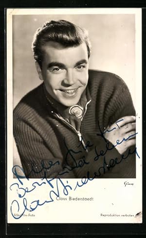 Ansichtskarte Schauspieler Claus Biederstaedt, in einem Pullover portraitiert, Autograph
