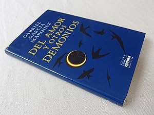 Image du vendeur pour Del amor y otros demonios / Of Love and Other Demons (Spanish Edition) mis en vente par Nightshade Booksellers, IOBA member