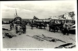 Immagine del venditore per Ansichtskarte / Postkarte Nazare Portugal, Recolhendo as embarcacoes de pesca, Einholen der Fischerboote mit Ochsen, Strand venduto da akpool GmbH