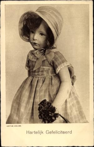 Ansichtskarte / Postkarte Glückwunsch Geburtstag, Käthe Kruse Puppe mit Blumenstrauß