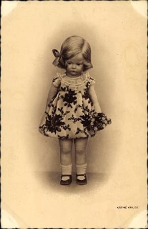 Ansichtskarte / Postkarte Käthe Kruse Puppe, geblümtes Kleid