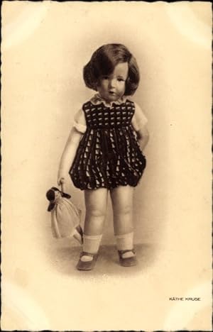 Ansichtskarte / Postkarte Käthe Kruse Puppe mit Püppchen