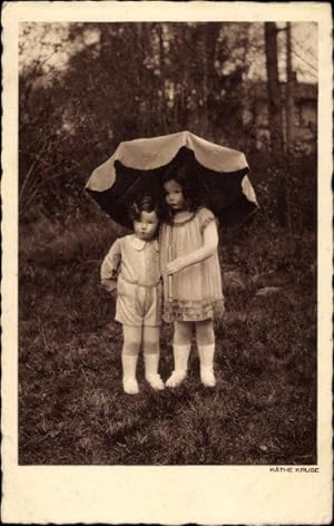 Ansichtskarte / Postkarte Käthe Kruse Puppen unter einem Schirm