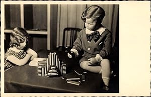 Ansichtskarte / Postkarte Käthe Kruse Puppen, Szene mit Bausteinen