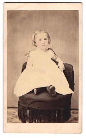 Bild des Verkufers fr Photo S. L. Miller, Lykenstown / PA., Portrait niedliches amerikanisches Mdchen im Kleid auf Kindersessel zum Verkauf von Bartko-Reher