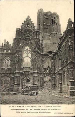 Image du vendeur pour Ansichtskarte / Postkarte Arras Pas de Calais, Guerre 1914, Apres le nouveau bomnardement, Hotel de Ville, Beffroi mis en vente par akpool GmbH