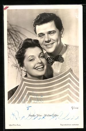 Ansichtskarte Schauspielerin Nadja Tiller und Schauspieler Walter Giller mit Regenschirm, Autograph