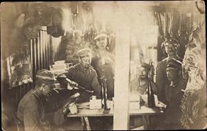 Foto Ansichtskarte / Postkarte Deutsche Soldaten in Uniformen in einem Raum umgeben von Würsten, ...
