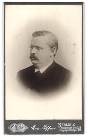 Bild des Verkufers fr Fotografie Max Steffeur, Berlin-C., Rosenthaler-Str. 72 a, Brgerlicher Herr mit Brille und Moustache zum Verkauf von Bartko-Reher