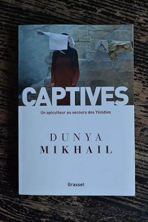 Seller image for Captives - Un apiculteur au secours des Yzidies for sale by Un livre en poche