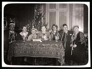 Bild des Verkufers fr Fotografie Weihnachtsfeier, Familie sitzt gemeinsam am Weihnachtsbaum zum Verkauf von Bartko-Reher