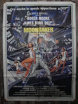 Roger Moore in "James Bond - 007 - Moonraker - Operazione spazio"
