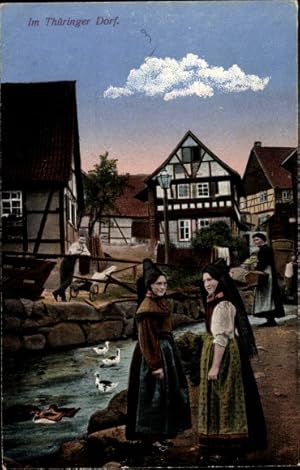 Ansichtskarte / Postkarte Thüringer Dorf, Anwohner in Volkstrachten, Häuser, Fluss