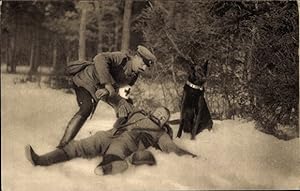Ansichtskarte / Postkarte Verletzter Deutscher Soldat, Sanitäter, Arbeitshund, Deutsches Rotes Kreuz