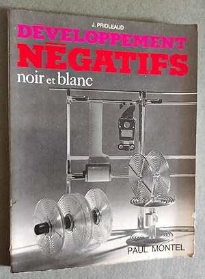 Image du vendeur pour Le dveloppement des ngatifs noir et blanc. mis en vente par Librairie Pique-Puces