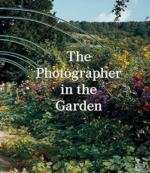 Bild des Verkufers fr The Photographer in the Garden zum Verkauf von moluna