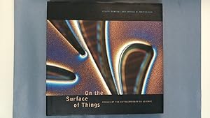 Imagen del vendedor de On the surface of things. Images of the extraordinary in science. a la venta por Antiquariat Bookfarm