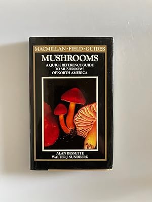 Image du vendeur pour Mushrooms: A Quick Reference Guide to Mushrooms of North America (Macmillan Field Guides). mis en vente par Wissenschaftl. Antiquariat Th. Haker e.K