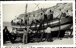 Immagine del venditore per Ansichtskarte / Postkarte Nazar Nazareth Portugal, Barcos de pesca, Fischerboot, Fischer am Strand venduto da akpool GmbH
