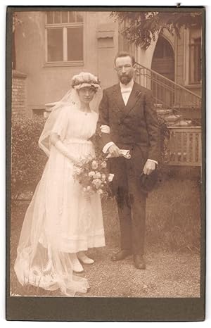 Seller image for Fotografie unbekannter Fotograf und Ort, Portrait Eheleute im Hochzeitskleid und Anzug mit Chapeau Claque for sale by Bartko-Reher