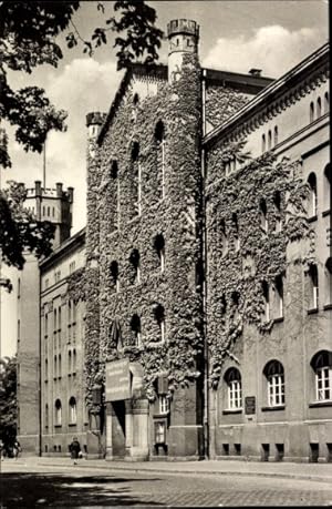 Bild des Verkufers fr Ansichtskarte / Postkarte Bernburg an der Saale Salzlandkreis, Rathaus, Efeu zum Verkauf von akpool GmbH