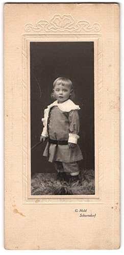 Bild des Verkufers fr Fotografie G. Held, Schorndorf, Kleines Kind mit Prinz Eisenherz-Frisur zum Verkauf von Bartko-Reher