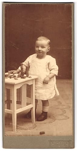 Bild des Verkufers fr Fotografie Carl Koch, Hamburg Neuer Wall 30, Kleinkind im Kleidchen an Tischchen mit Baukltzen zum Verkauf von Bartko-Reher