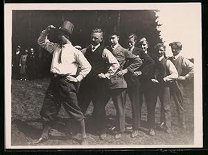 Fotografie Studenten bei einer Feier im Park tanzend in einer Reihe