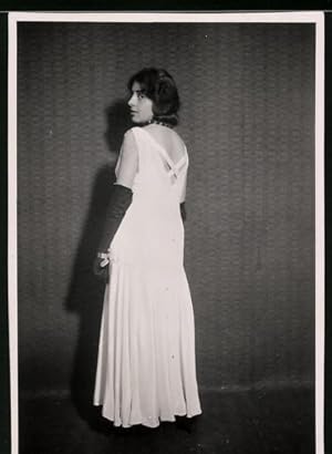 Bild des Verkufers fr Fotografie junge Brnette Frau im weissen Abendkleid mit langen Handschuhen zum Verkauf von Bartko-Reher