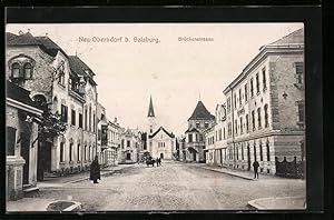 Ansichtskarte Neu-Oberndorf b. Salzburg, Brückenstrasse mit Kirche