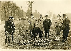 "Tableau de chasse de Mr DUMESNIL / Rambouillet le 18 Novembre 1931" De gauche à droite: Le Génér...