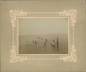 Passepartout Kabinettfoto Ustka Stolpmünde Pommern, Strand, Bad im Meer, 1895