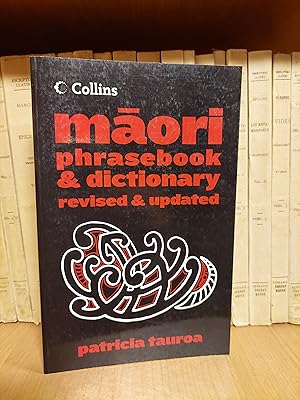 Bild des Verkufers fr Maori phrasebook& dictionary revised & updated. zum Verkauf von Martina llibreter