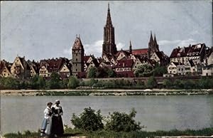 Bild des Verkufers fr Ansichtskarte / Postkarte Ulm an der Donau, Partie am Flussufer, zwei Frauen, Teilansicht der Stadt, Mnster, schiefer Turm zum Verkauf von akpool GmbH