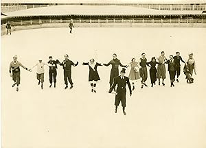 "FÊTE de la GLACE à la Piscine MOLITOR 1931" Un groupe de patineurs et patineuses conduit par l'a...