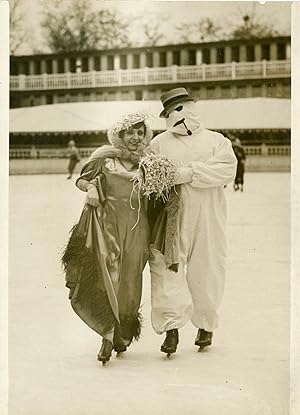 "FÊTE de la GLACE à la Piscine MOLITOR 1931" Un couple de patineurs Mr REDELSBERGER et Mlle Odett...
