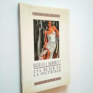 Image du vendeur pour Una mujer en la oscuridad. Novela de un idilio peligroso mis en vente par MAUTALOS LIBRERA