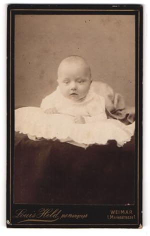 Bild des Verkufers fr Fotografie Louis Held, Weimar, Marienstrasse 1, Sugling im Taufkleidchen zum Verkauf von Bartko-Reher