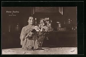 Imagen del vendedor de Ansichtskarte Schauspielerin Fern Andra beim Blumen arrangieren In ihrem Heim a la venta por Bartko-Reher