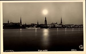 Bild des Verkufers fr Ansichtskarte / Postkarte Riga Lettland, Stadtansicht bei Nacht, Stille Nacht, Heilige Nacht zum Verkauf von akpool GmbH