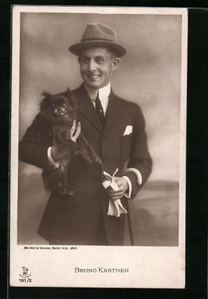 Bild des Verkufers fr Ansichtskarte Schauspieler Bruno Kastner im Anzug mit Hund auf dem Arm zum Verkauf von Bartko-Reher