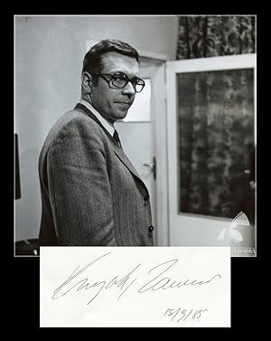 Image du vendeur pour Krzysztof Zanussi - Carte signe + Photo - 1985 mis en vente par PhP Autographs